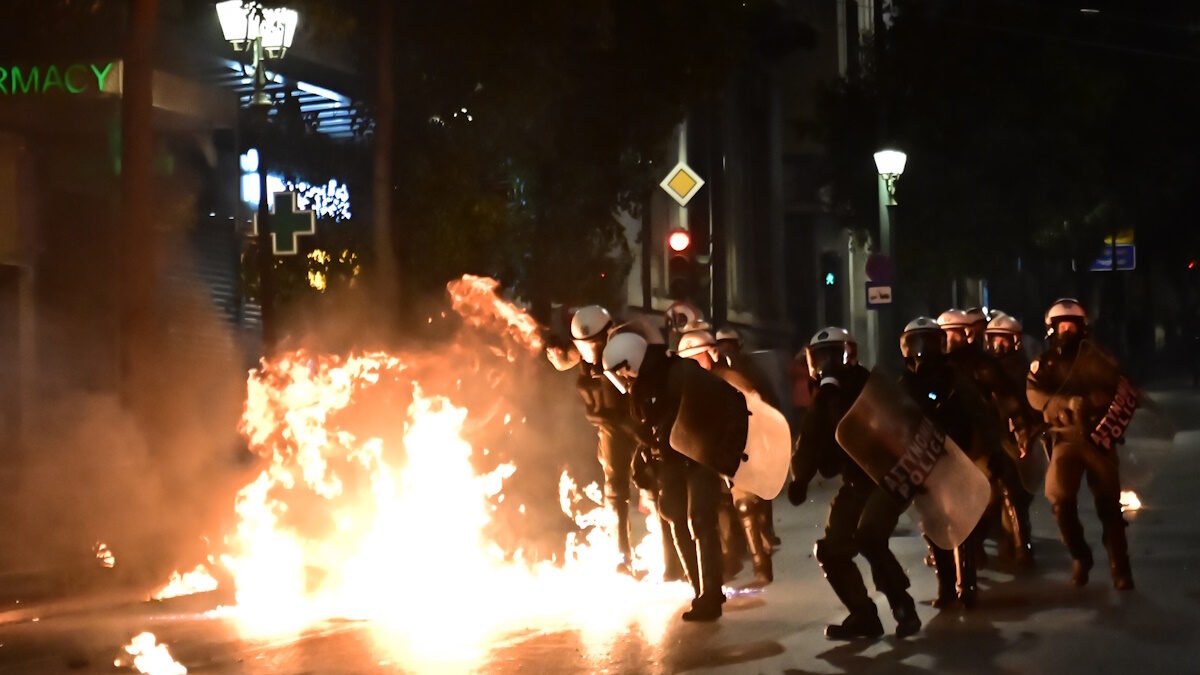 Επεισόδια μετά το συλλαλητήριο στην πλατεία Συντάγματος στην Αθήνα για το σιδηροδρομικό δυστύχημα των Τεμπών