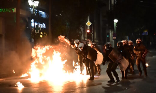 Επεισόδια μετά το συλλαλητήριο στην πλατεία Συντάγματος στην Αθήνα για το σιδηροδρομικό δυστύχημα των Τεμπών