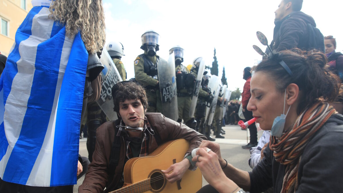 Ο μουσικός που διαδήλωνε στο Σύνταγμα με κιθάρα και φυσαρμόνικα