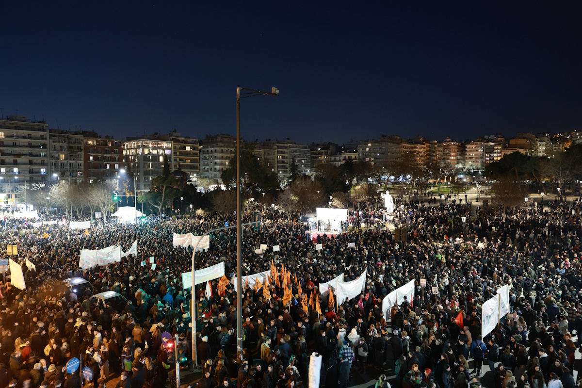 Χιλιάδες πολίτες σε Θεσσαλονίκη, Πάτρα, Λάρισα στο νέο συλλαλητήριο για τα 57 θύματα