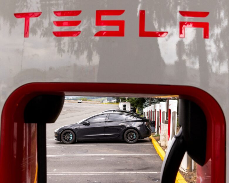 Tesla: Έρχονται ακόμα χειρότερες μέρες για τη μετοχή της – Πτώση 50% έχει εξανεμίσει 800 δισ. δολάρια από την κεφαλαιοποίηση της 