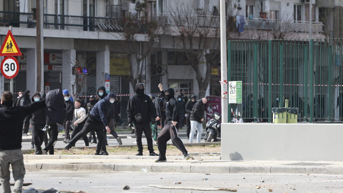 14χρονος συνελήφθη για μολότοφ στα επεισόδια μετά την πορεία για τα Τέμπη