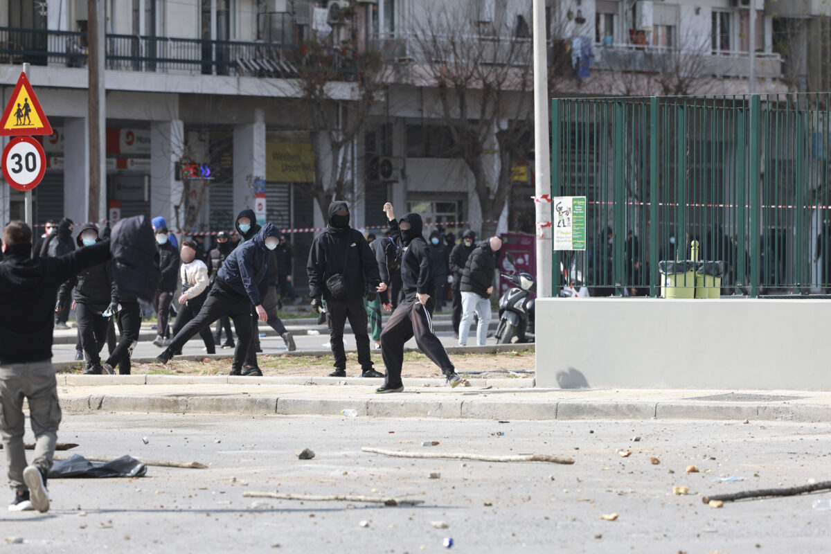 Επεισόδια στη Θεσσαλονίκη μετά την πορεία για τα Τέμπη