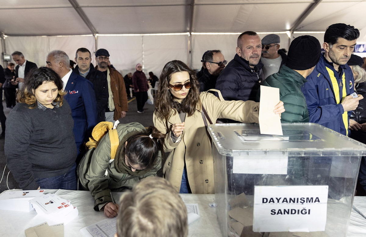 Μία γυναίκα πάνω από μία κάλπη