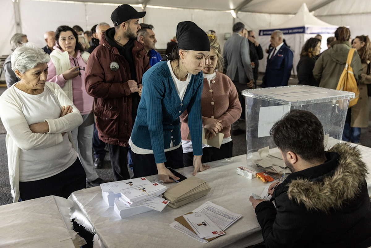 Μία γυναίκα ψηφίζει στην Τουρκία