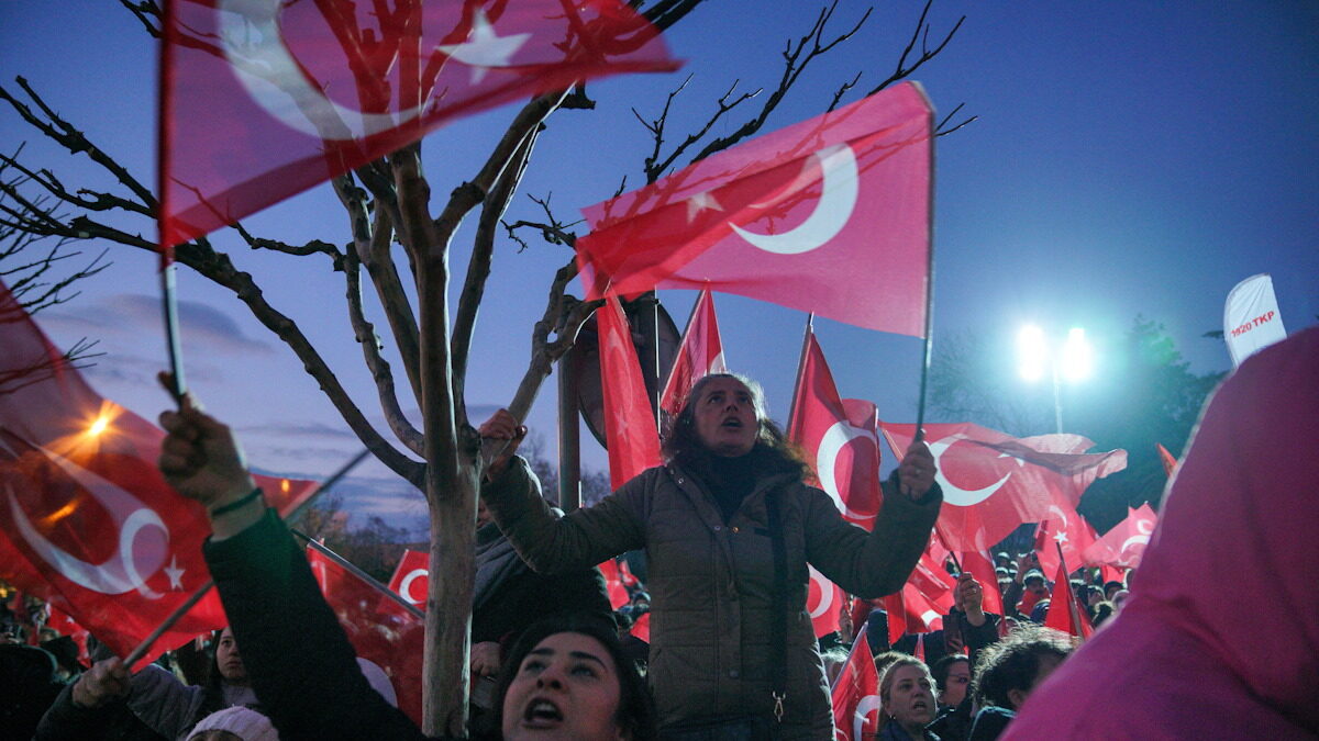 Υποστηρικτές του Εκρέμ Ιμάμογλου έξω από το δημαρχείο της Κωνσταντινούπολης