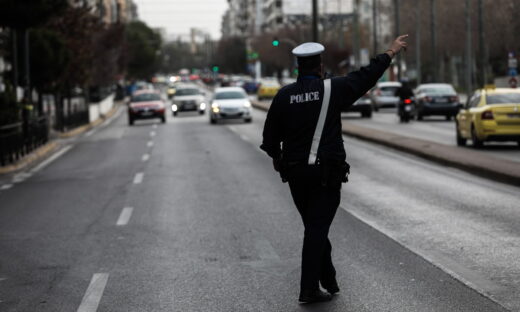 Τροχονόμος στη μέση ενός δρόμου