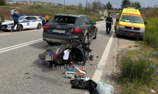 Ένας σοβαρά τραυματίας από τη σύγκρουση ΙΧ με μηχανάκι στη Λαμία