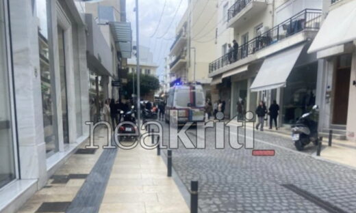 Ασθενοφόρο και Τροχαία στο σημείο όπου σημειώθηκε τροχαίο στο Ηράκλειο Κρήτης