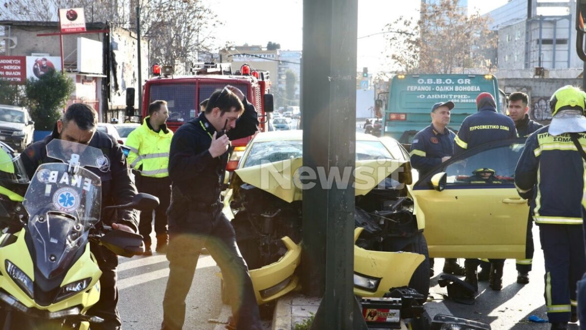 Το ταξί που καρφώθηκε σε κολώνα στην Πειραιώς