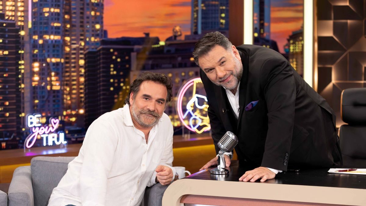 Ο Σπύρος Τσεκούρας καλεσμένος στο The 2Night Show με τον Γρηγόρη Αρναούτογλου