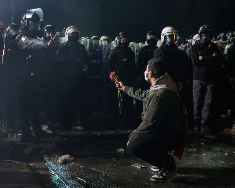 Τουρκία: Ο Εκρέμ Ιμάμογλου στη φυλακή και χιλιάδες στους δρόμους – Επεισόδια και εκατοντάδες συλλήψεις