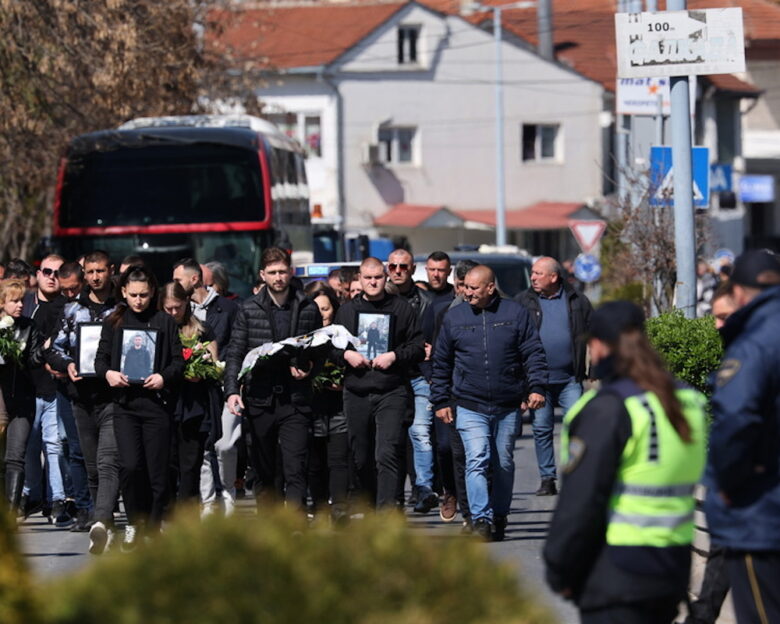 Βόρεια Μακεδονία: «Είναι ώρα σιωπής για τα νεκρά παιδιά μας» – Το Κότσανι κηδεύει τα θύματα της τραγωδίας