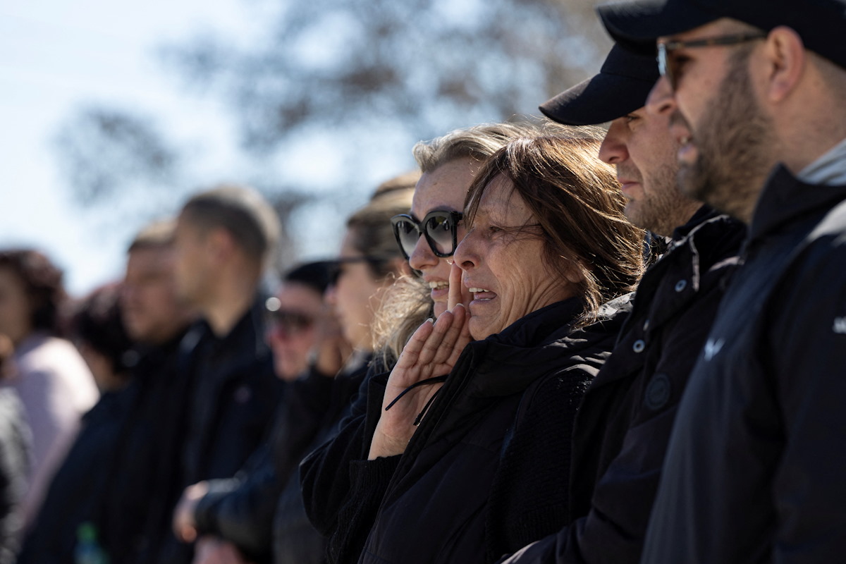 Άνθρωποι κλαίνε στην κηδεία των θυμάτων της Βόρειας Μακεδονίας