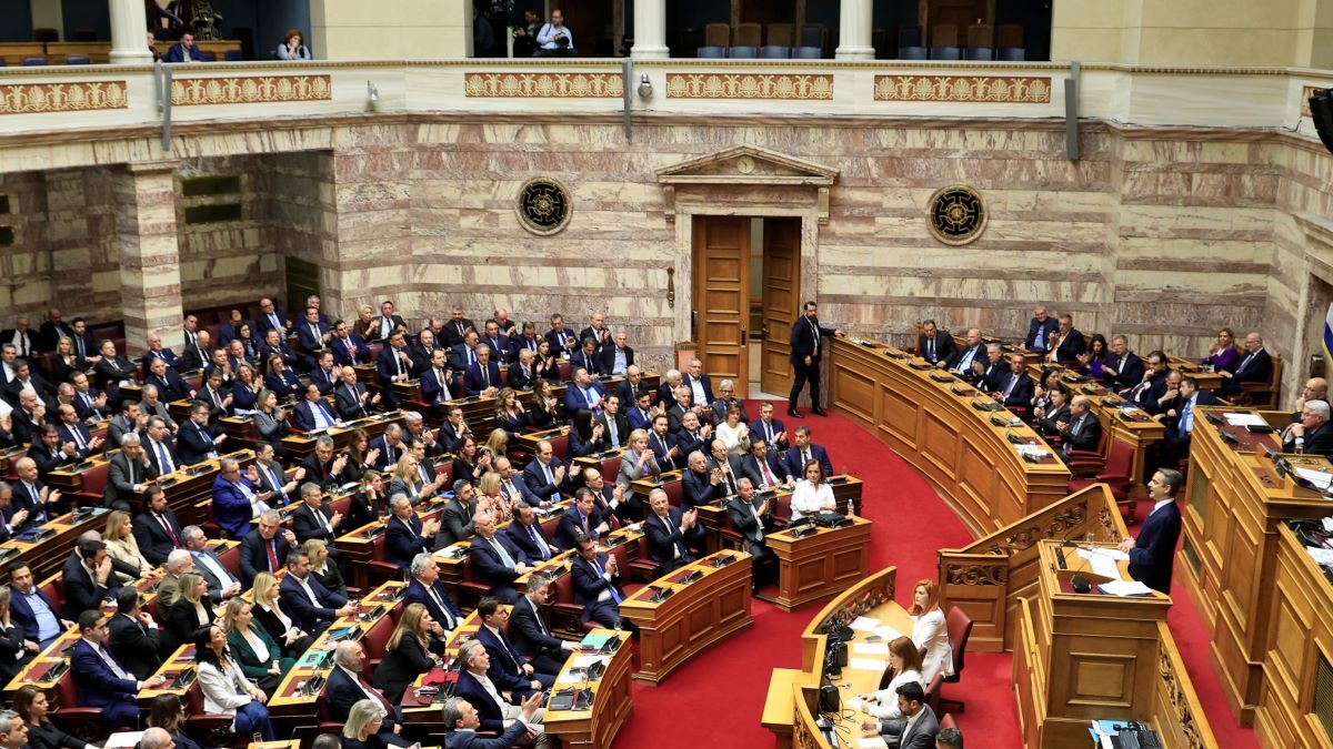 Την άρση της βουλευτικής ασυλίας των Δουδωνή και Φερχάτ προτείνει η επιτροπή δεοντολογίας έπειτα από έγκληση του Στίγκα