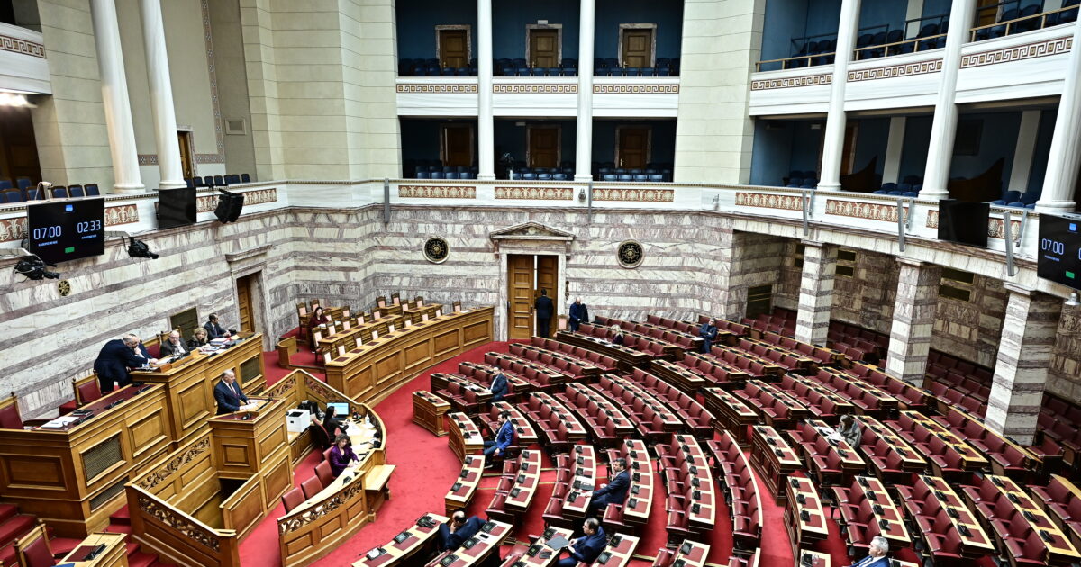 Live: Η συζήτηση στη Βουλή για την πρόταση δυσπιστίας κατά της κυβέρνησης