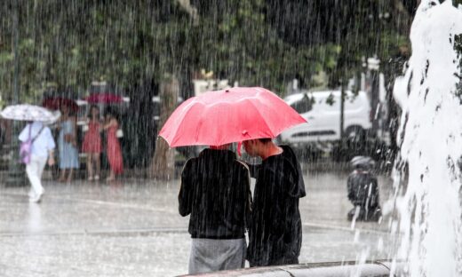 Άνθρωποι με ομπρέλα κάτω από τη βροχή