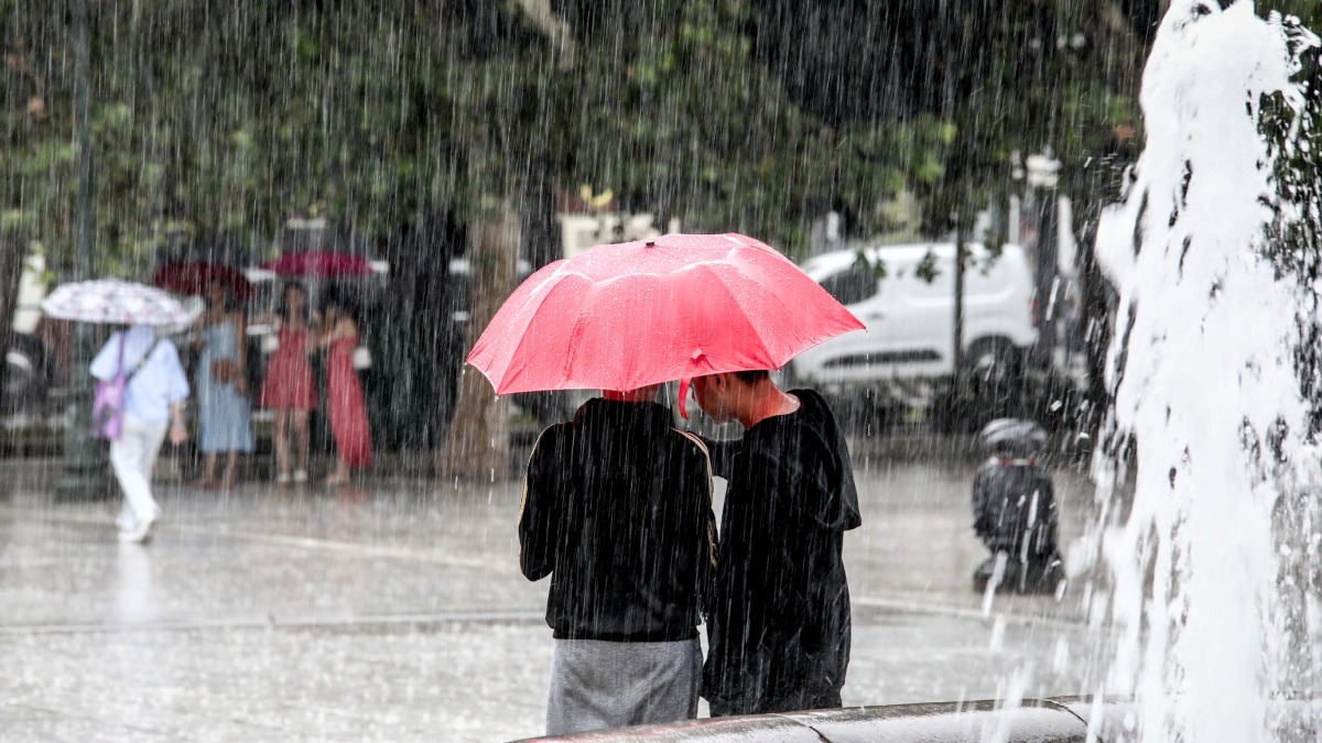 Άνθρωποι με ομπρέλα κάτω από τη βροχή