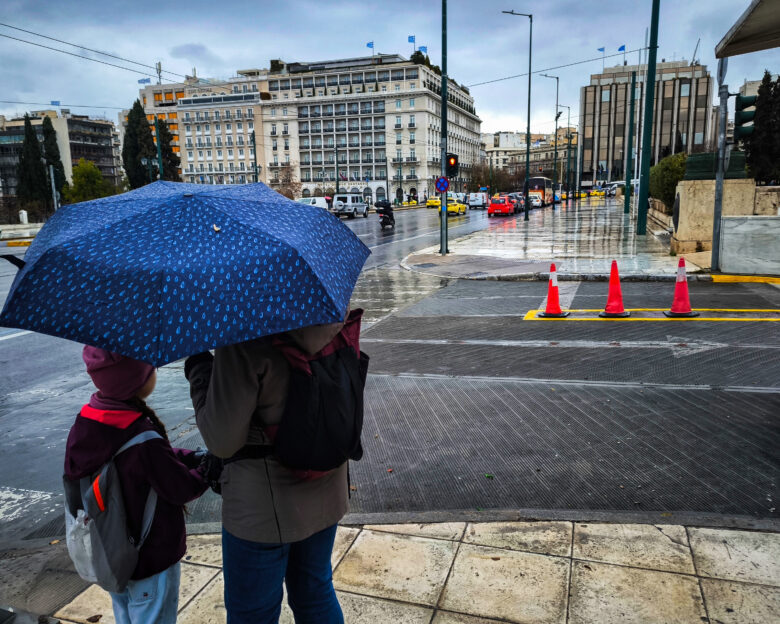 Καιρός: Βουτιά της θερμοκρασίας μετά την αποπνικτική ζέστη – Καταιγίδες και χιόνια τις επόμενες μέρες